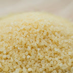 Gros plan sur les grains dorés et la texture cristalline du sel infusé.