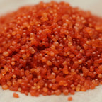 Gros plan sur des cristaux de sel infusé à la Myrrhe, texture cristalline rouge orangé.