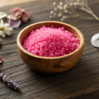 Bol rempli de Granulés Sel Infusé - Passion Boudoir d'un rose vibrant pour rituel de séduction