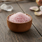 Bol rempli de Granulés Sel Infusé - Rose de Minuit de couleur rose pâle pour rituel du soir