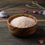 Bol en bois rempli de Granulés Sel Infusé - Vanille et Musc de couleur rose pâle pour rituel cocooning