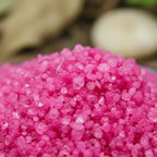 Gros plan sur les cristaux rose vif et la texture granuleuse des Granulés Sel Infusé - Violette