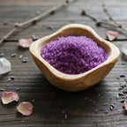 Bol de Granulés Sel Infusé - Violette et Musc de couleur violette pour rituel raffiné