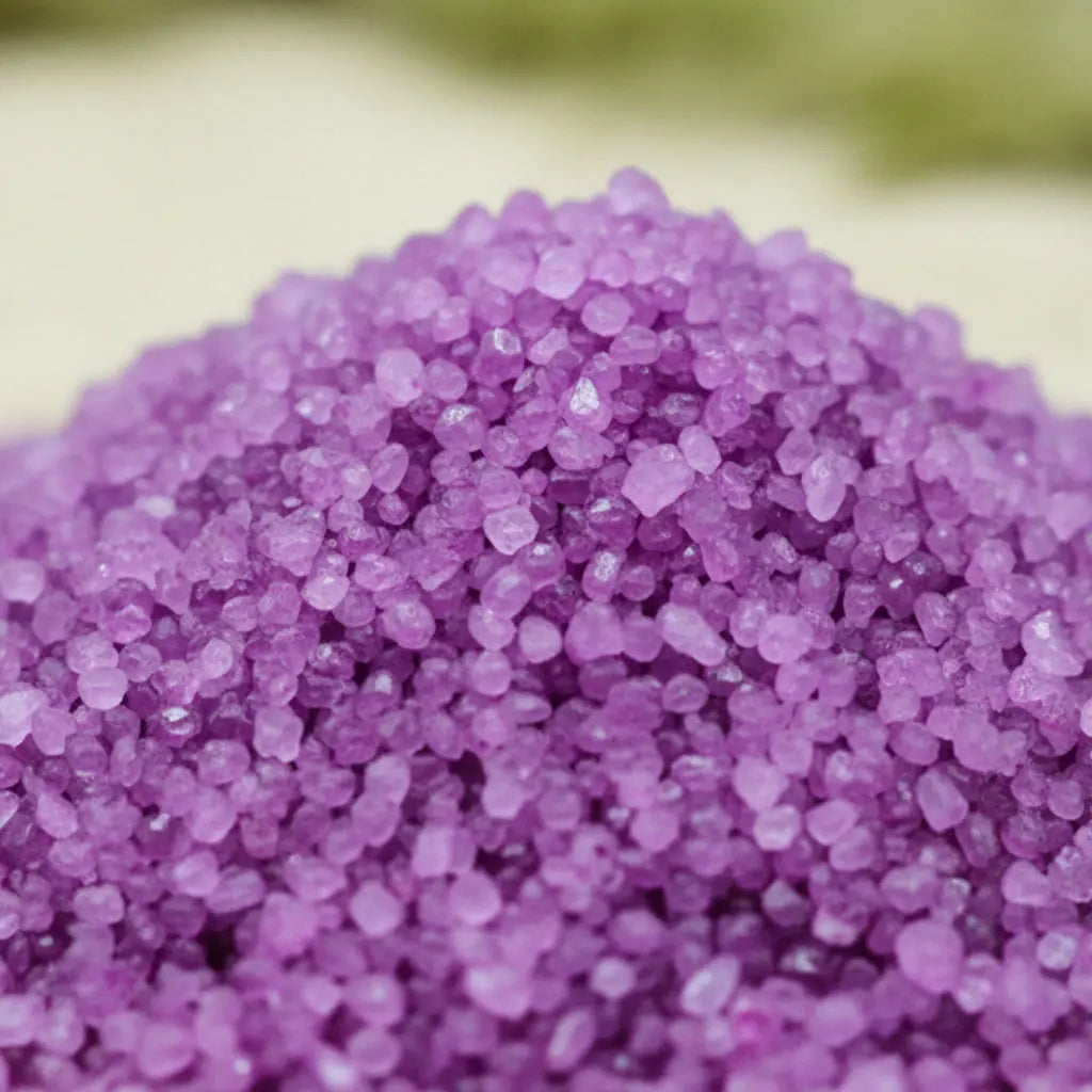 Gros plan sur les cristaux granulés violet intense du sel infusé Violette et Musc