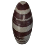 Pierre de Shiva Lingam de 15 cm à la forme ovoïde parfaite, caractérisée par des bandes horizontales contrastées de couleur brun terreux sur un fond gris clair.