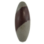 Grande pierre de Shiva Lingam de forme allongée, présentant une large zone diagonale de couleur brun pourpre sur un fond gris minéral uniforme.