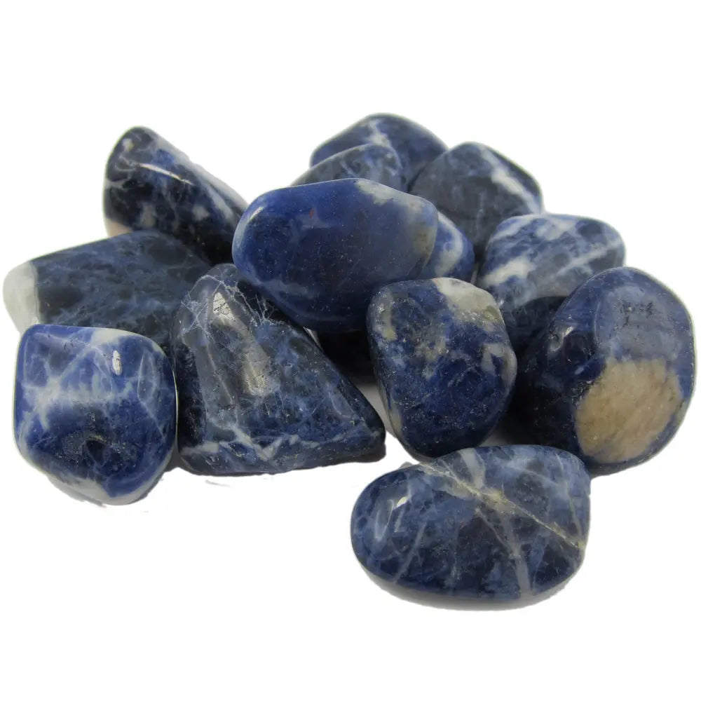 Un groupe de pierres de sodalite roulées aux nuances bleu azur et bleu marine avec des marbrures blanches et beiges, présenté sur un fond blanc uni.