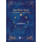 Couverture du livre Sorcellerie Faery : à la découverte du monde féerique d'Emily Carding, illustrant un livre ouvert au centre d'un cercle de phases lunaires dorées sur un fond texturé bleu nuit.