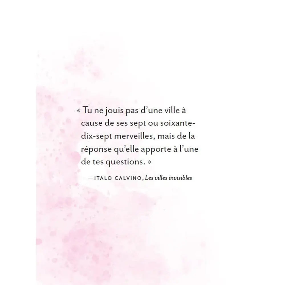 Page intérieure du livre Sorcières urbaines, présentant une citation d'Italo Calvino extraite de son ouvrage Les villes invisibles, imprimée sur un fond blanc délicatement nuancé d'aquarelle rose.