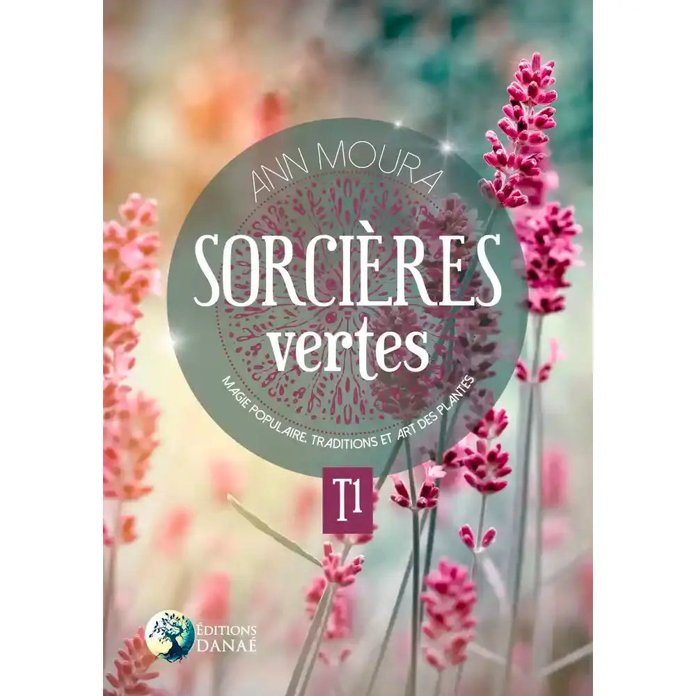 Couverture du livre Sorcières vertes - T1 : Magie populaire, traditions et art des plantes d'Ann Moura, présentant le titre dans un macaron vert entouré de tiges de lavande ou de fleurs roses sur fond flouté et lumineux.