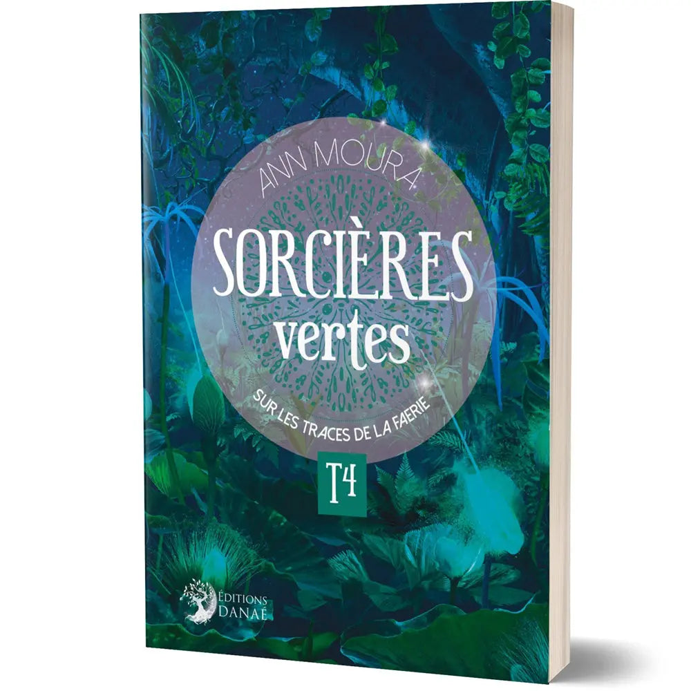 Couverture du livre Sorcières vertes - T4 : Sur les traces de la Faerie d'Ann Moura, présentant le titre dans un macaron mauve-gris sur fond de forêt dense aux nuances bleu-vert et à l'atmosphère magique.