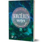 Couverture du livre Sorcières vertes - T4 : Sur les traces de la Faerie d'Ann Moura, présentant le titre dans un macaron mauve-gris sur fond de forêt dense aux nuances bleu-vert et à l'atmosphère magique.