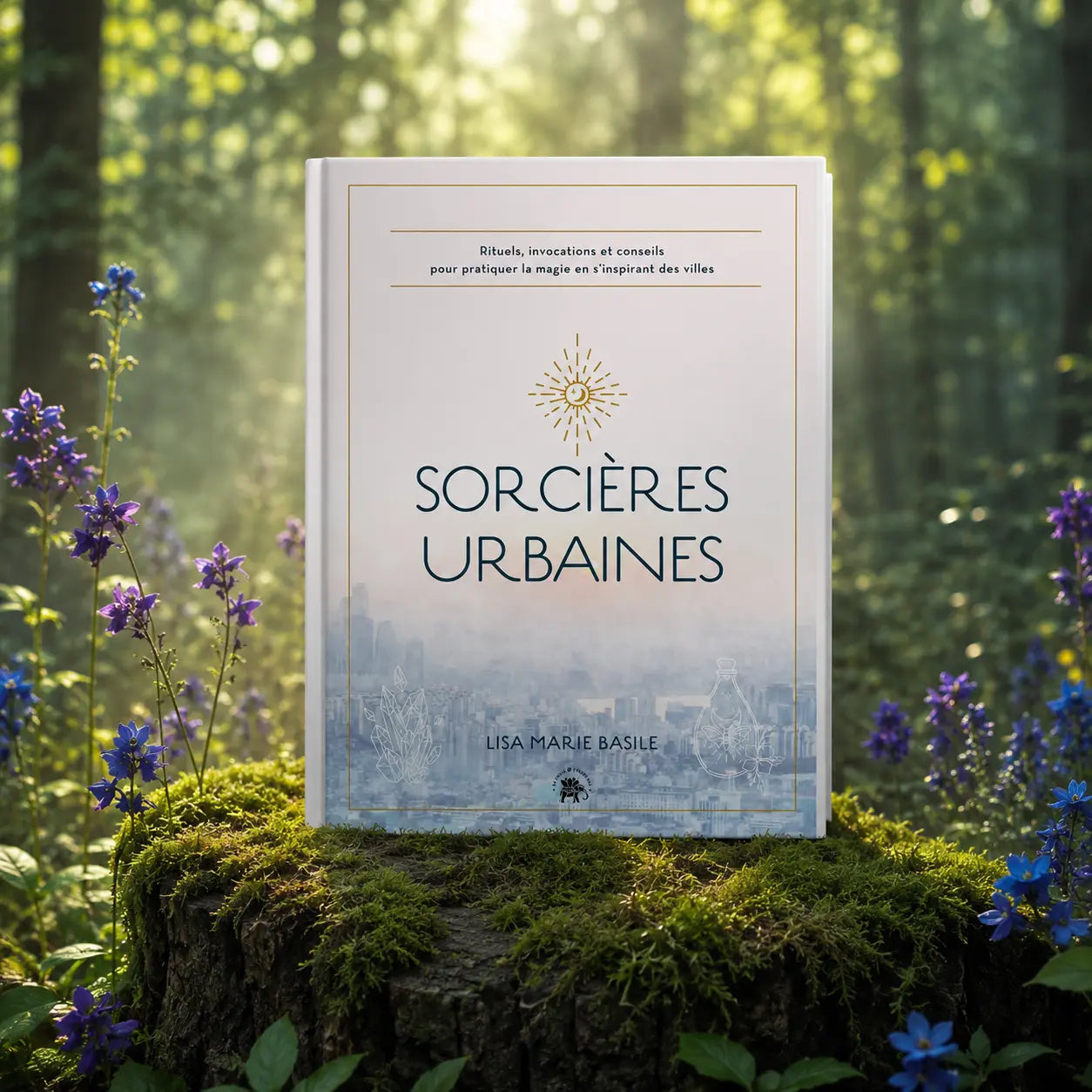 Livre Sorcières Urbaines de Lisa Marie Basile posé sur une souche d'arbre moussue au milieu d'une forêt ensoleillée, entouré de fleurs violettes et bleues.