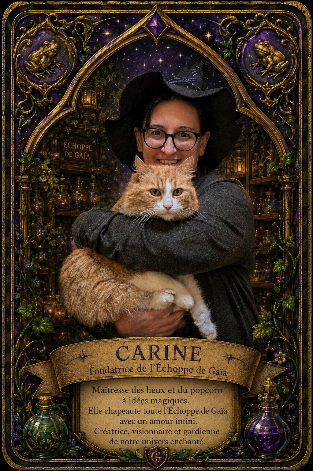 Portrait de Carine Fondatrice de l'Échoppe de Gaïa, souriante avec un chapeau de sorcière noir et tenant un chat roux à poils longs dans un cadre féerique.