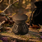 Support en bois Lotus pour Boule de Cristal sculpté main posé sur un autel naturel avec mousse et écorces.