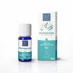 Un flacon de 10 ml de mélange d'huiles essentielles bio à diffuser « Respiration » de la marque Herbes & Traditions, accompagné de son étui en carton assorti blanc et turquoise, présenté sur un fond blanc.
