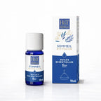 Un flacon de 10 ml de mélange d'huiles essentielles bio à diffuser « Sommeil » de la marque Herbes & Traditions, accompagné de son étui en carton assorti blanc et bleu roi, présenté sur un fond blanc.