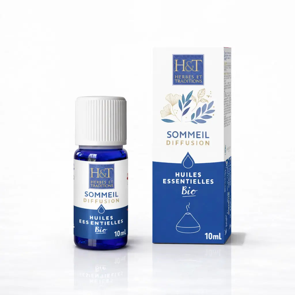 Un flacon de 10 ml de mélange d'huiles essentielles bio à diffuser « Sommeil » de la marque Herbes & Traditions, accompagné de son étui en carton assorti blanc et bleu roi, présenté sur un fond blanc.