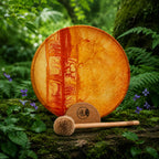 Tambour Unis-Son Appolon rond aux nuances de feu orangées et rouges, posé sur un tronc moussue avec sa mailloche en bois de frêne et son socle logoté.