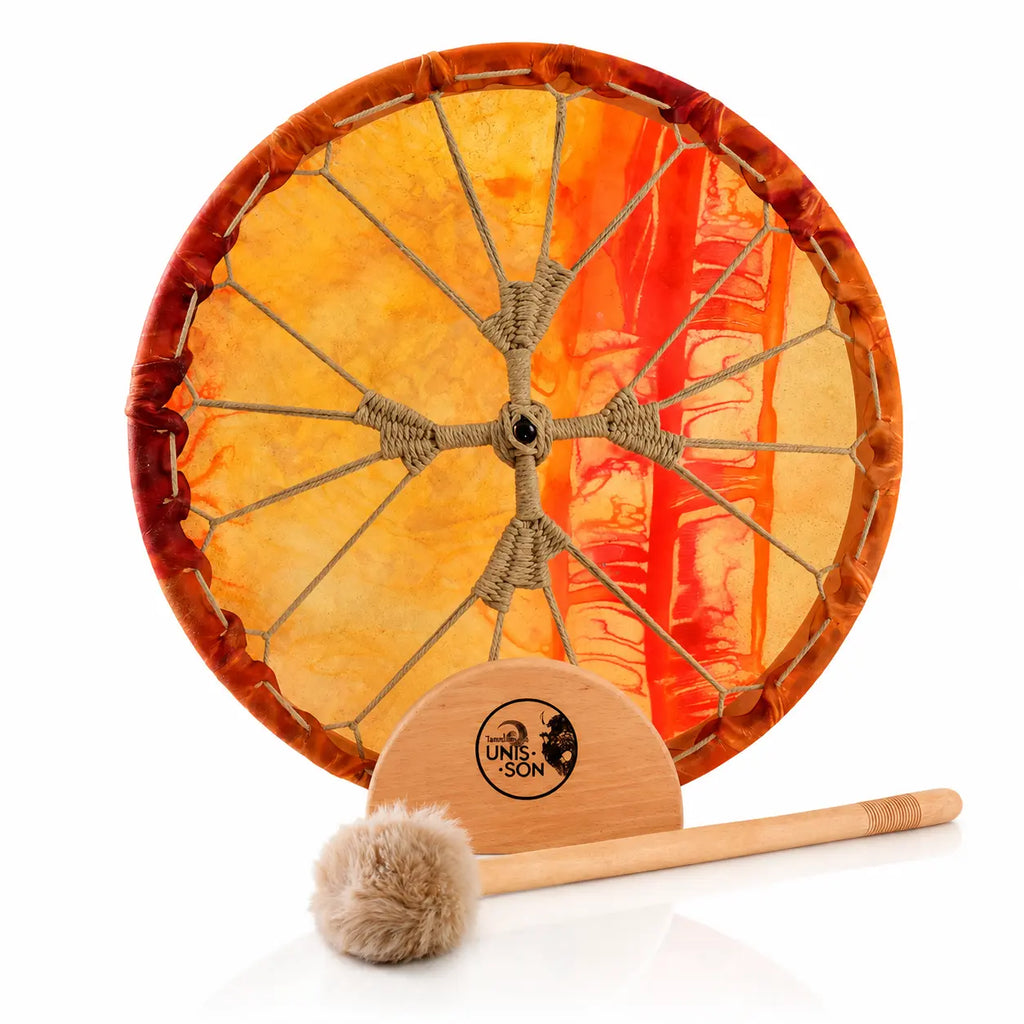 Vue arrière d'un tambour chamanique montrant son tressage en forme de croix, posé sur un socle en bois Unis-Son avec sa mailloche, sur fond blanc.