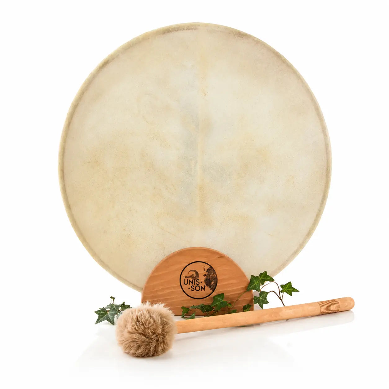 Tambour chamanique Unis-Son Luna en peau naturelle ronde, présenté sur son socle en bois demi-lune avec sa mailloche en fourrure beige sur fond blanc.
