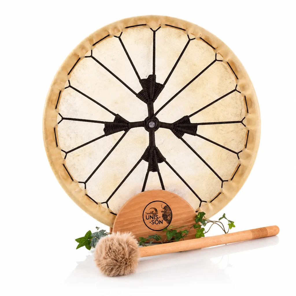 Vue arrière du tambour chamanique Unis-Son Luna en peau naturelle, révélant son système de cordage noir croisé en forme de roue de médecine avec une poignée centrale tressée, posé sur son socle en bois demi-lune avec sa mailloche sur fond blanc.