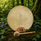 Tambour Unis-Son Luna rond doté d'une membrane claire et épurée aux nuances beige naturel, posé sur un tronc moussue avec sa mailloche en bois de frêne.