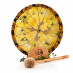 Vue arrière d'un tambour chamanique jaune aux motifs craquelés montrant son tressage en croix, posé sur un socle Unis-Son décoré de lierre avec sa mailloche, sur fond blanc.