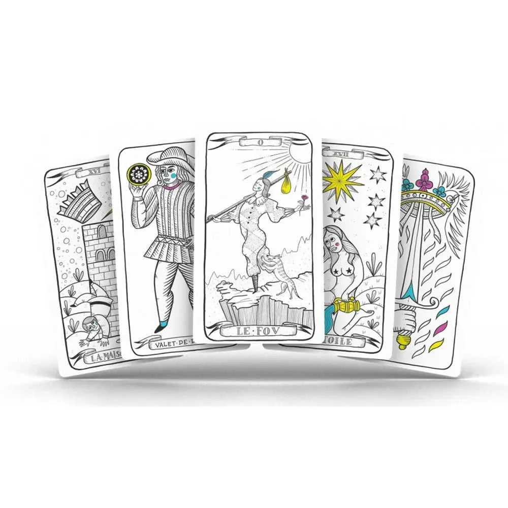 Éventail de cinq cartes du Tarot de Marseille revisité, dessins noir et blanc avec touches de couleur sur fond blanc.