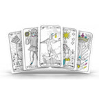 Éventail de cinq cartes du Tarot de Marseille revisité, dessins noir et blanc avec touches de couleur sur fond blanc.