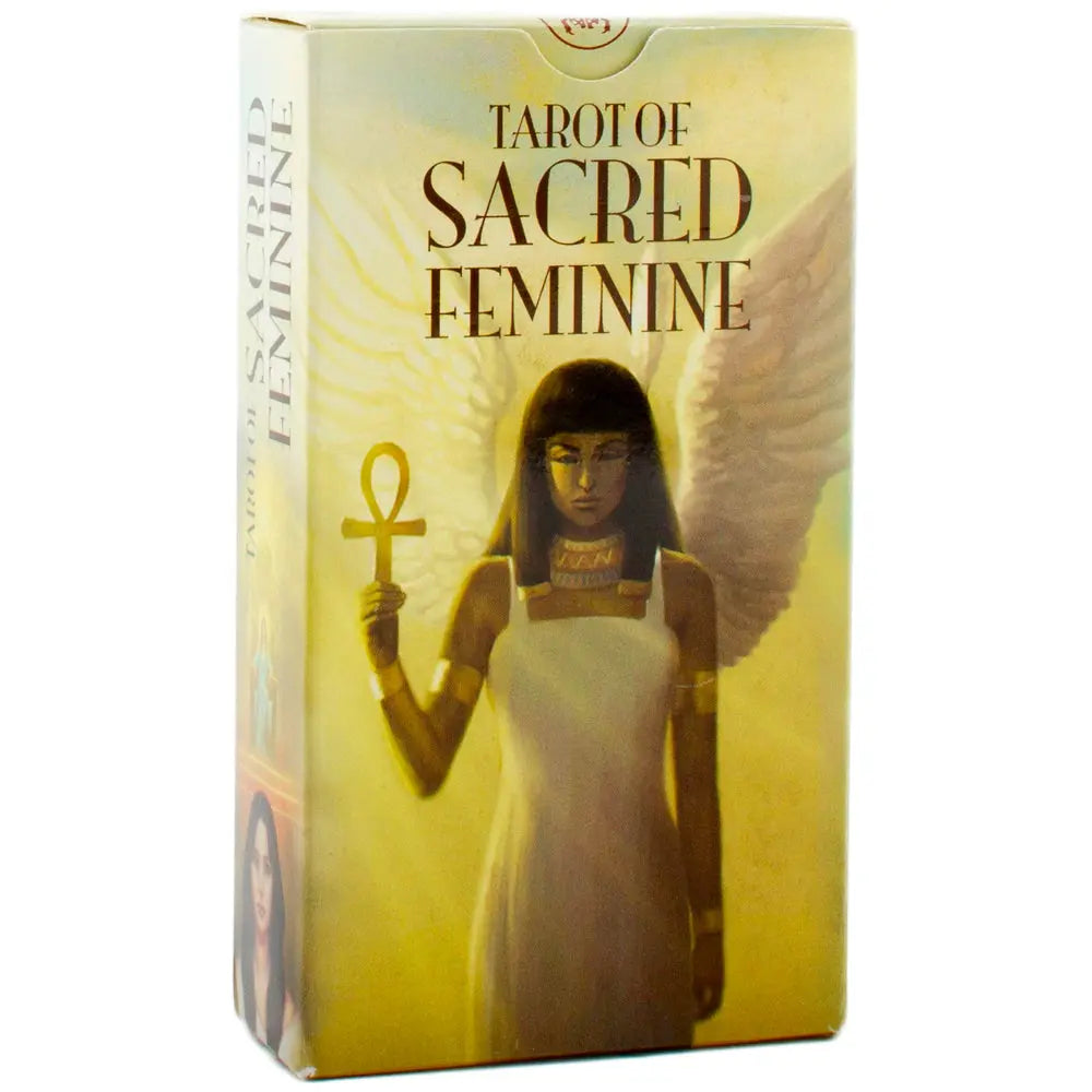 “Tarot of Sacred Feminine” : coffret beige/doré, avec une femme ailée tenant une ankh, titre en haut.
