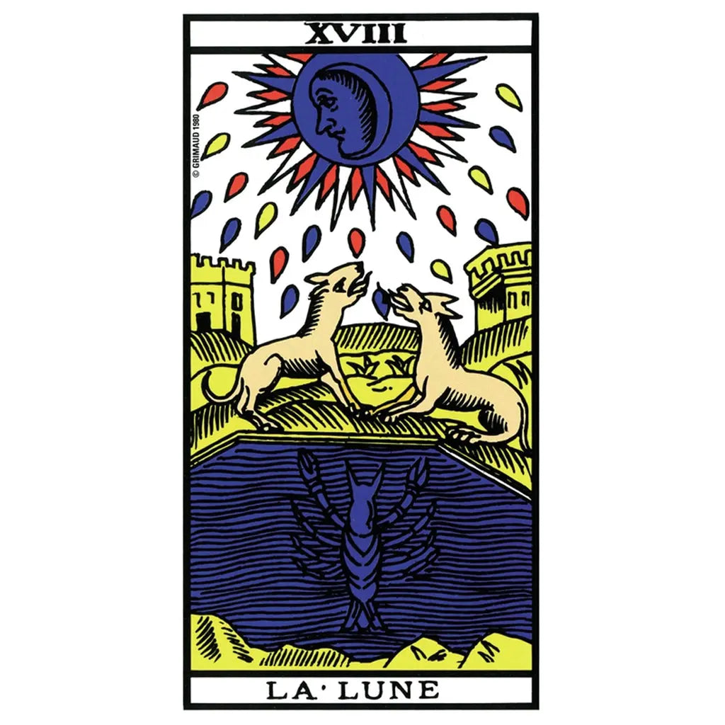 Carte “La Lune” (Tarot de Marseille) : lune bleue en haut, gouttes multicolores, deux chiens face à face et une écrevisse dans l’eau.