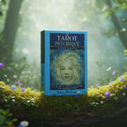 Coffret bleu Le Tarot Psychique - Cartes oracles de John Holland posé sur une souche, illustré d'un visage éthéré entouré d'énergie cosmique.