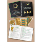 Présentation du coffret « Le Tarot symbolique d’Oswald Wirth » avec étui, livret ouvert et plusieurs cartes de tarot dorées.