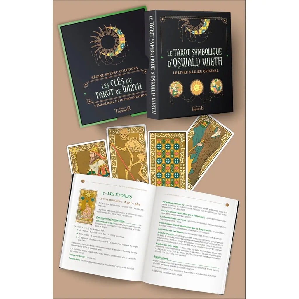 Présentation du coffret « Le Tarot symbolique d’Oswald Wirth » avec étui, livret ouvert et plusieurs cartes de tarot dorées.