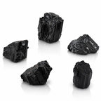 Groupe de cinq pierres de tourmaline noire brute montrant des structures fibreuses et striées sur fond blanc.