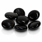 Ensemble de galets polis en tourmaline noire brillante avec reflets sur fond blanc.