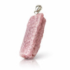 Un pendentif en tourmaline rose brute de forme allongée et fibreuse, surmonté d'une bélière en métal argenté, présenté avec son reflet sur un fond blanc.