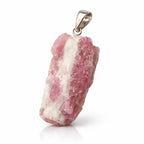 Un pendentif en tourmaline rose et blanche brute, présentant une texture cristalline irrégulière, surmonté d'une bélière en métal argenté avec son reflet sur un fond blanc.