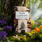 Livre Traité des Encens de Vincent Lauvergne posé contre un arbre, illustré par des casiers de résines, bois et herbes aromatiques.