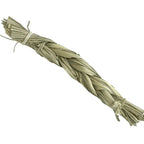 Tresse de sweetgrass naturelle séchée, isolée sur fond blanc, maintenue par des liens aux extrémités, prête à être utilisée pour la fumigation et les rituels de purification.