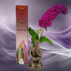 Boîte d'encens naturel Vedic Vierge Miraculeuse rose avec illustration de la Vierge Marie, statuette de moine et fleur violette sur fond mauve