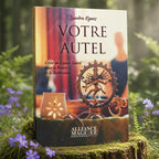Livre Votre Autel de Sandra Kynes posé sur une souche, illustré par un espace sacré avec une statue de Shiva, un brûle-parfum et le symbole Om.