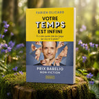 Livre Votre Temps est Infini de Fabien Olicard posé sur une souche moussue en forêt, présentant un portrait mosaïque de l'auteur sur fond jaune et bleu.